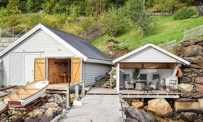 Kvam Apartment | Spacious, welcoming apartment with its own boat and fantastic location on the Hardangerfjord.