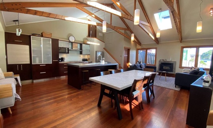 Wellington House | Spacious Wellington Family Oasis