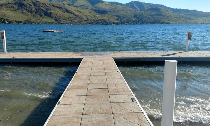 Chelan Apartment | Spader Bay Condo with Private Beach NOW with Boat Mooring