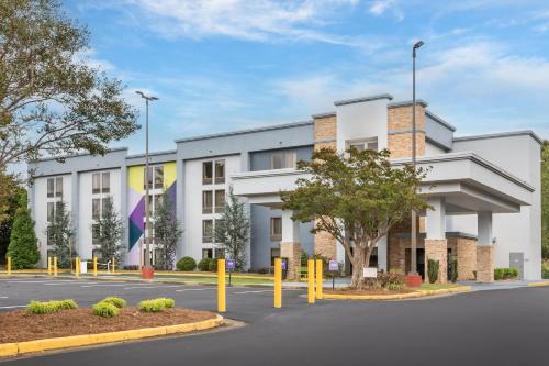 College Park Hotel | Spark by Hilton Atlanta Airport South College Park