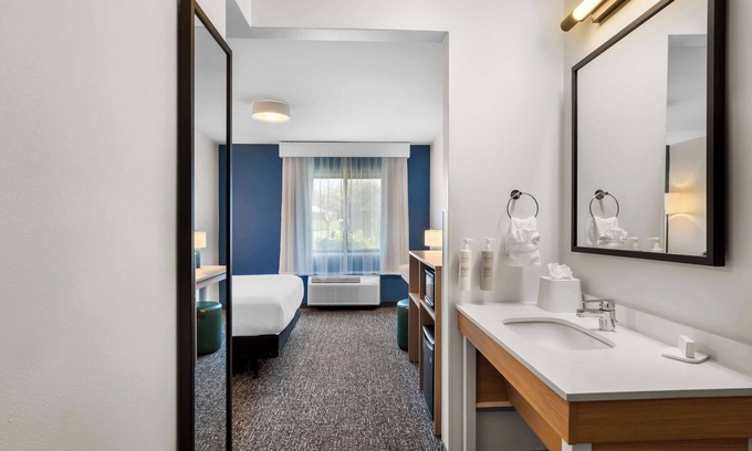 Grapevine Hotel | Spark by Hilton Grapevine DFW North