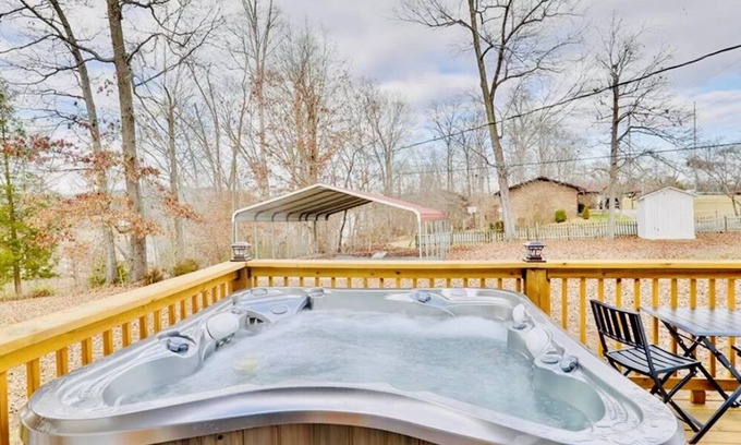 Sevierville House | Special February Rates! Stylish Updated Home With Hot Tub And Large Yard.