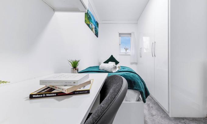 Bumble's Green House | Specious 4 bedroom home/Garden/Free Private Parking/Near Central London!