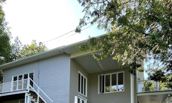 La Peche Cottage | Spectacles lake view cottage with outdoor Hot Tub, close to ski hills