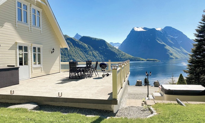 Saebo House | Spectacular Norwegian Fjord with unbeatable view, sauna and hot tub