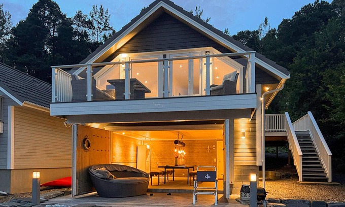 Skodje House | Spend a wonderful nature vacation in this cottage, right on the shore.