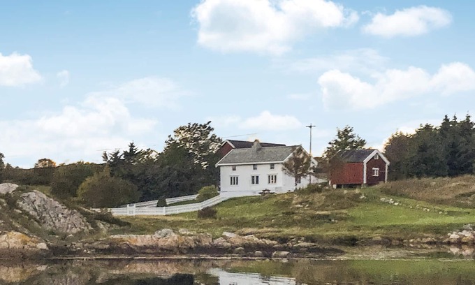 Dyrvik Apartment | Spend an unforgettable vacation surrounded by beautiful nature in this vacation home!