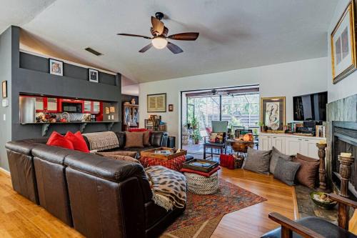 Indian Beach Sapphire Shores Apartment | Spiritual Oasis! The perfect location for those who have a flair for the healing arts and an eclectic, creative style and sensibility.