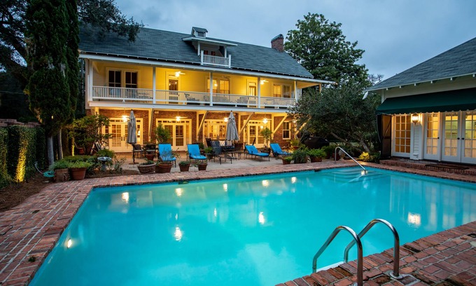 King City House | Splash!Jump on August discounts. 6 Bedrooms Sleeps 16. Walk to Village & Beach.