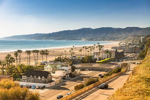 Downtown Apartment | Splendid 2BR, 2BA Apt 12 Min Walk to SM Pier!