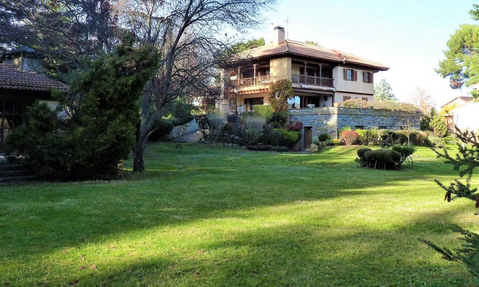 Riaza House | Splendid villa with large garden and game court in cool climate