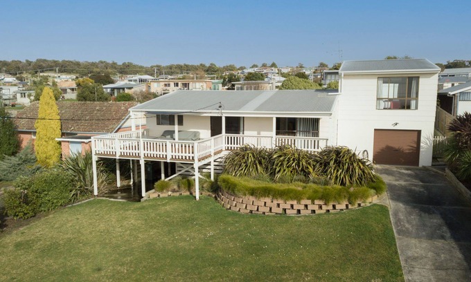 Bridport House | Spoil yourself in this centrally located beach house overlooking the vast.