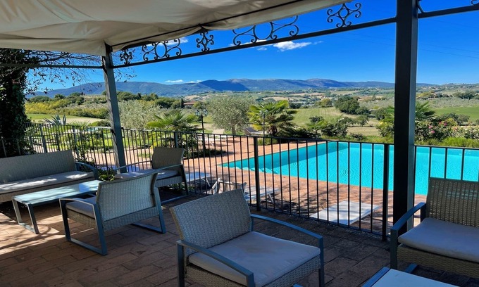 Spoleto Villa | Spoleto Poolside/0.7 kms to central Spoleto/sleeps 20/Wifi+aircon.