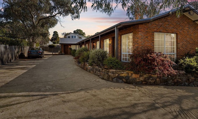Jindabyne Apartment | Sponars Onshore - 2BR Apartment l Pet-Friendly l WiFi l Air-Con l Fenced Backyard