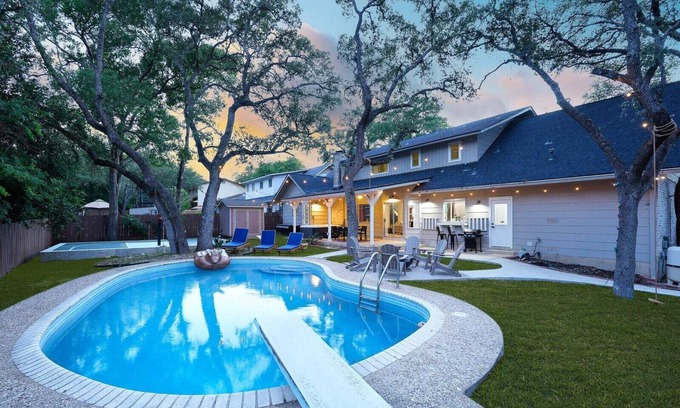 Vance Jackson House | Sportscourt & Pool! Indoor Slide~Games~ Family Fun