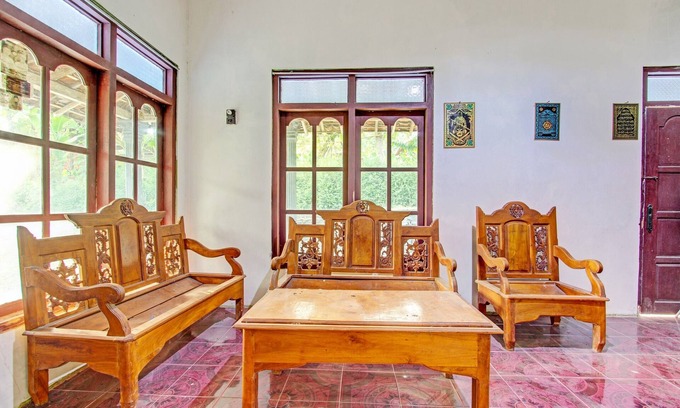 Pati Hotel | SPOT ON 93527 Agus Kostel SyariahNearWisata Agro Jollong