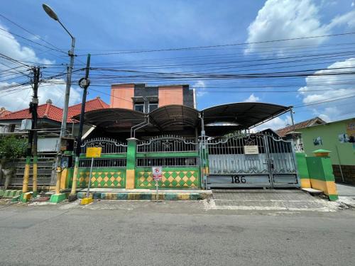 Sidoarjo Hotel | SPOT ON 93644 Sederhana Homestay