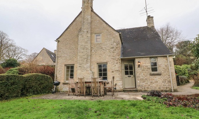 Chedworth Cottage | SPRING COTTAGE, pet friendly, character holiday cottage in Bibury