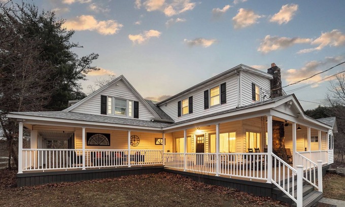 Cairo Other | Spring Creek Farmhouse Luxury Family Retreat on 25 acre with direct river access