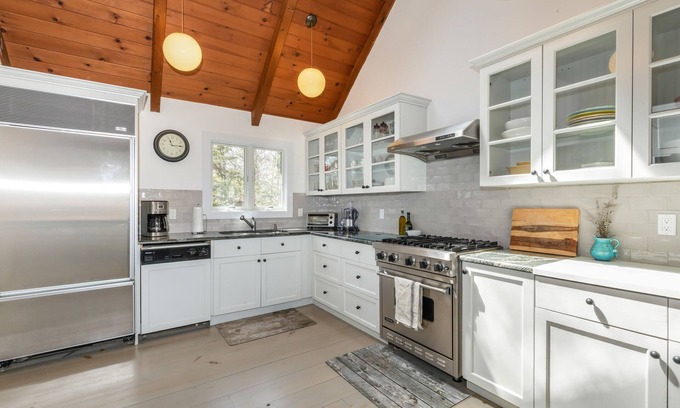 Clearwater Beach House | Springs Chic, Steps from private Gardiners Bay beach!
