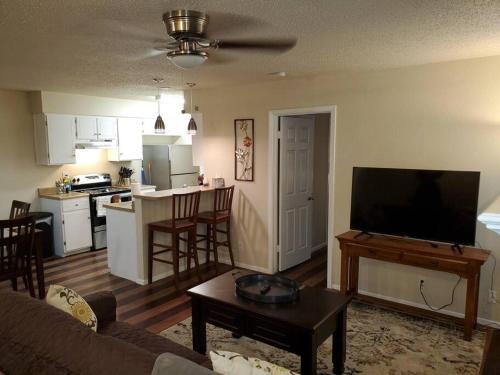 Springwoods Apartment | Springwoods Home 3BR 2BA Parking Pet Stays Free