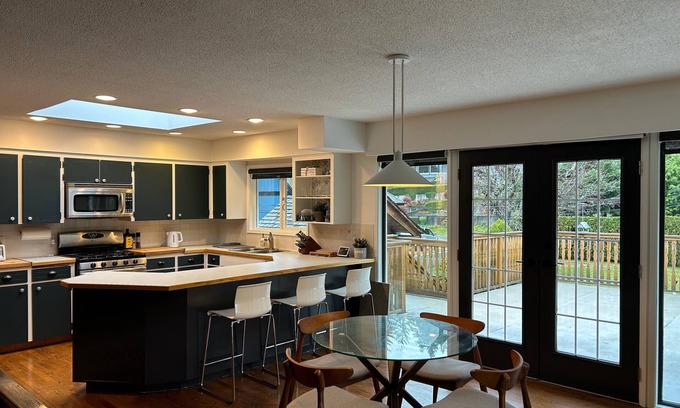Garibaldi Highlands House | Squamish retreat! 45 min drive to Whistler. Sleeps 8. Walk to Shops & Dining.