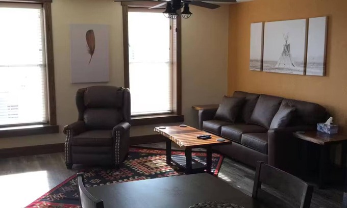 Unionville Apartment | Square View Inn Suite 5