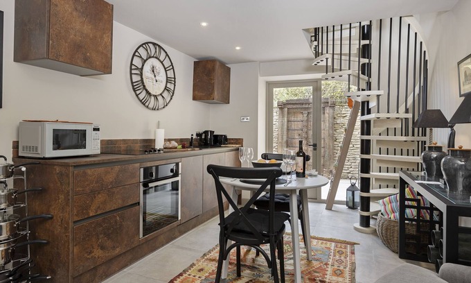 Tetbury Apartment | Squirrel Cottage is a perfect romantic getaway for two, having been lovingly renovated and fully mod