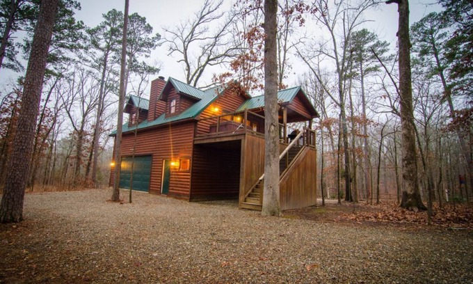 Broken Bow Cabin | Squirrel's Nest Cabin, 2 Bdrms, 1 KING, 1 QUEEN, 1 Bath - outdoor HOT TUB