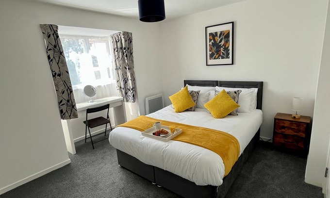 Colchester Apartment | St Andrews Gardens – Modern 2-Bed Flat with Town Views & Parking in Colchester
