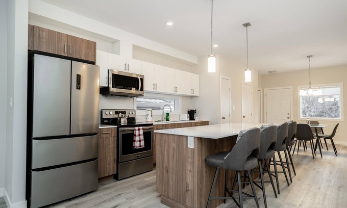 Winnipeg House | St. Boniface + Elegant 3 Bdr + Parking (16)