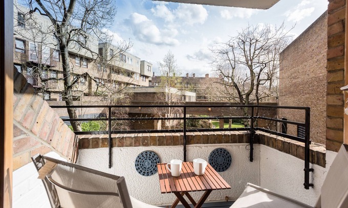Tower Hill Apartment | St Katharine Docks | Tower Bridge | Studio