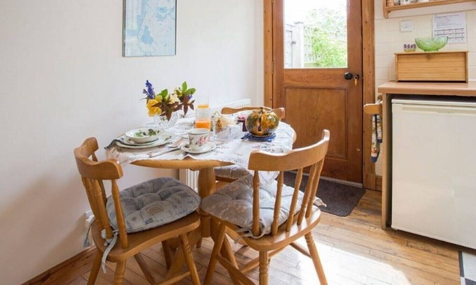 Ayr House | Stable cottage by the Sea and town of Ayr