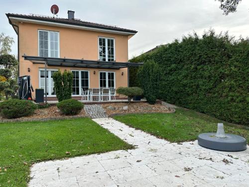 Portitz Villa | Stadtvilla in Leipzig 7 Personen 3 Schlafzimmer 2 Bäder Garten und Terrasse zentral gelegen Messe Innenstadt Seen