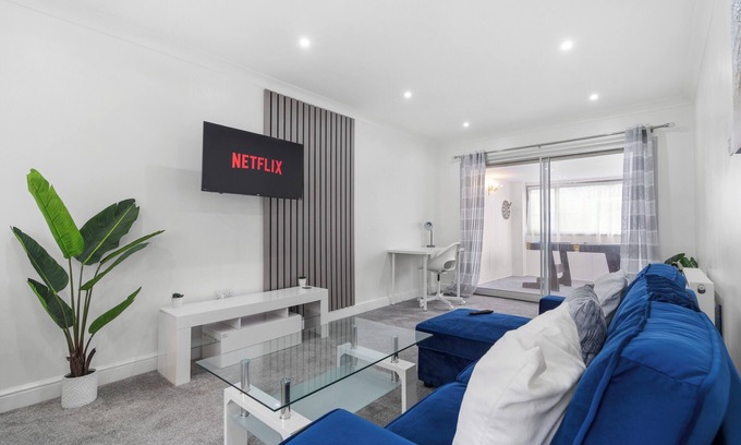 Staines House | Staines House-3bed-Sleeps7- FreeP-Close to Airport