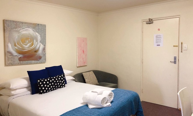 Capital Hill Apartment | Standard Studio Unit in Griffith with Free Wi-Fi + Parking