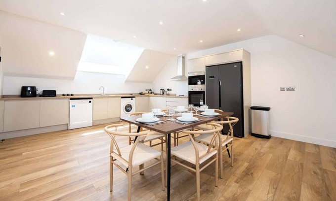 Trafford Apartment | Stanway Apartment Free Parking
