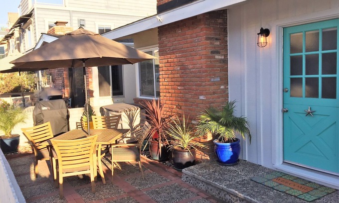 West Newport House | Starfish Cottage-Charm/Comfort, Remodeled, Clean, 1 Blk To Beach,2 Blks To Bay