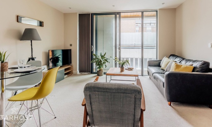 Guildford Apartment | StarHost Residences | Modern Stylish 2 Bedroom Apartment in Guildford