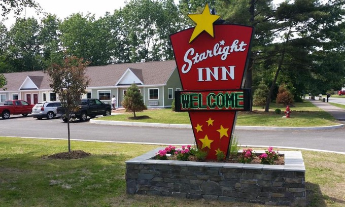 Malletts Bay Hotel | Starlight Inn