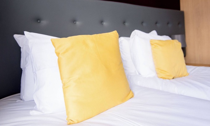 Beeston Hotel | Station Road - Contemporary 1bedroom Flat with 2 single beds & ensuite bath