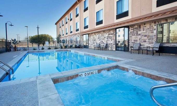 Mineral Wells Hotel | Stay at Red Lion Inn, 2 Queen Beds w/Pool, Free Breakfast, Wifi, and Parking!