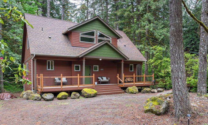 Zigzag Ski Chalet | Stay before 9/22 get the 3RD night FREE!Hot tub,EVcharger, Creek,