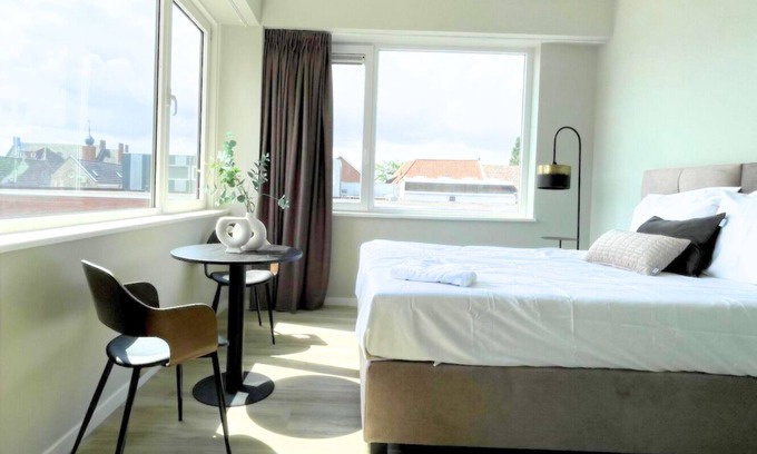 Raamsdonksveer Apartment | Stay in a modern, air-conditioned room with private bathroom and Chromecast TV. Enjoy hotel-style comfort with the bonus of a fully equipped shared kitchen. Perfect for business trips or short getaways in Oss.