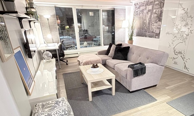 Connaught Apartment | Stay in the heart of Calgary/stylish/cozy/pet friendly 2bedroom condo