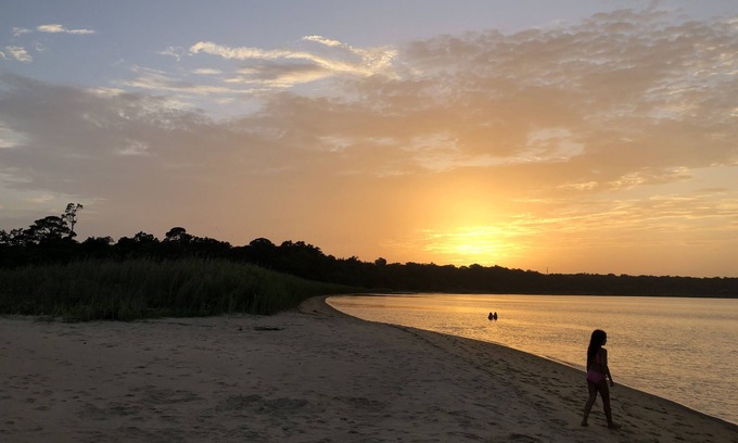 Northeast Pensacola Boat Rental | Stay on a luxurious yacht, a nature lover’s dream. Experience tranquility.