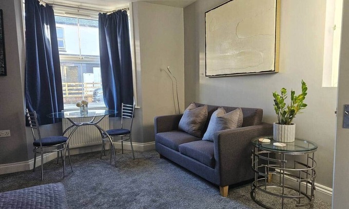 Woking Apartment | Stay Zen Apartments - Free Parking & Garden Woking