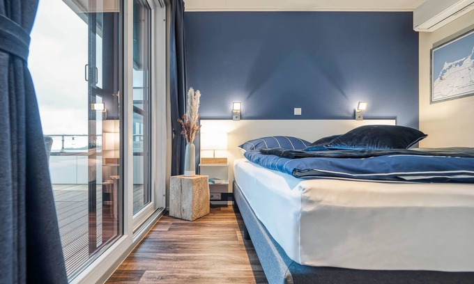 Ribnitz Boat Rental | Stay24 - Schwimmendes Ferienhaus mit 3 Schlafzimmern, 2 Terrassen und Viel Platz