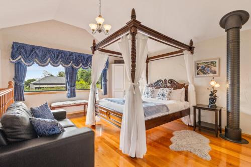 Mount Dandenong House | StayAU Bayview Candlewick Suite SPA in Dandenong
