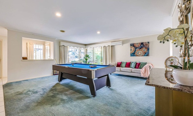 Cranbourne Apartment | StayAU Family Retreat w/Pool Table in Cranbourne